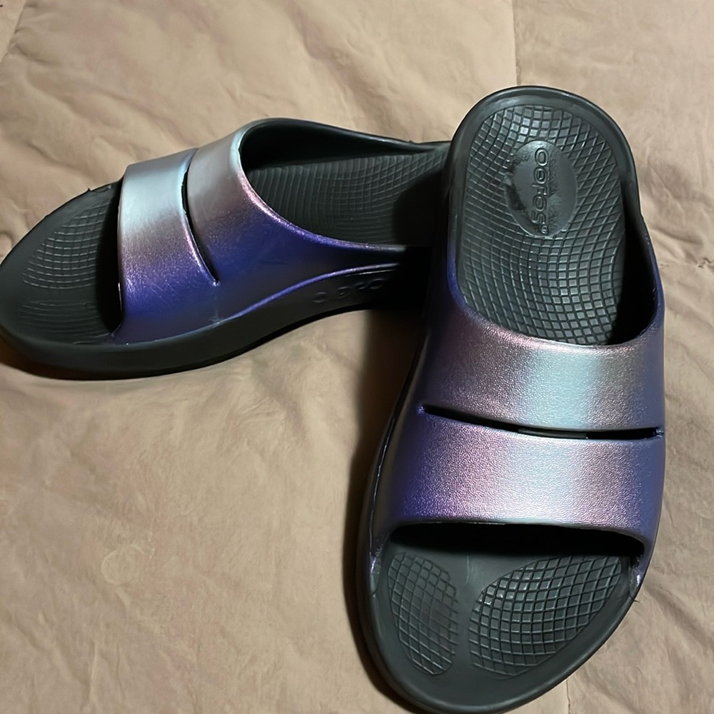 oofos oooahh slide sandle.  metallic purple. super cute
